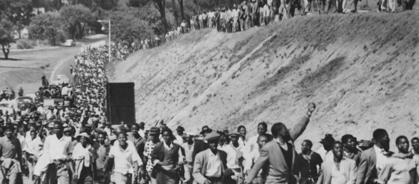 Δεν είχε Covid pass και τον έβγαλαν έξω να φάει μόνος του στην παραλία! - Πρωτόγνωρες καταστάσεις κοινωνικού ρατσισμού